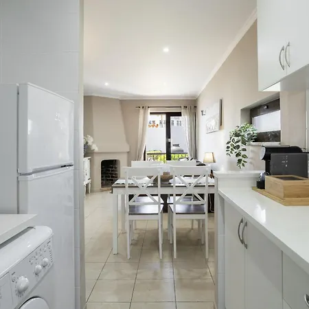 Retreat - 2br With Terrace & Ac 아파트