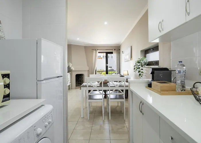 Retreat - 2br With Terrace & Ac 아파트